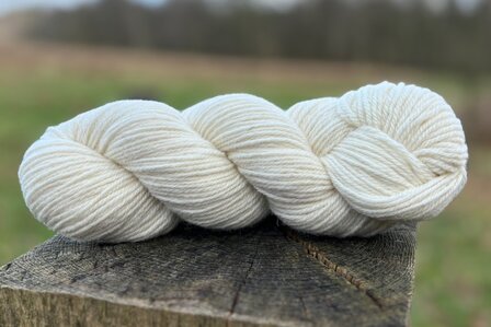 getwijnd breigaren LL 183 m - Europese Merino (wolwit)