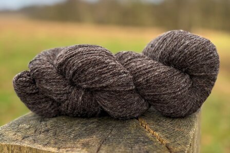 getwijnd breigaren LL 275 m - Dassenkop (donker bruingrijs)