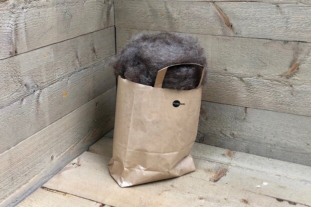 250 gram gewassen kaardvlies - Karakul (koper)