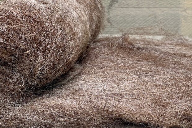 100 gram gewassen kaardvlies - Drents Heideschaap (koperbruin)