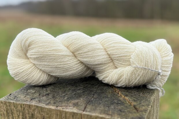 getwijnd breigaren LL 400 m - Texelaar lamswol (wolwit)
