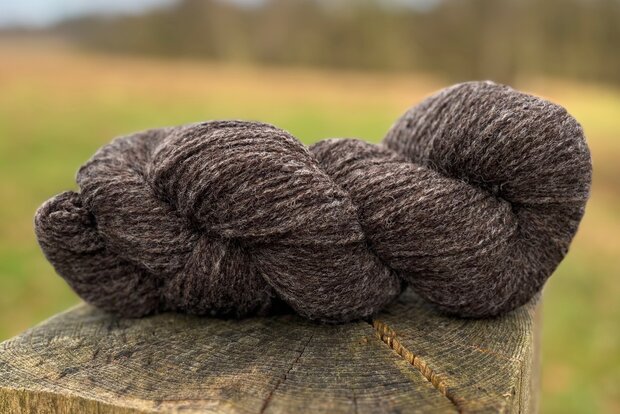 getwijnd breigaren LL 275 m - Dassenkop (donker bruingrijs)